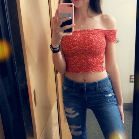 Off the shoulder scrunchie material crop top - Picture 2 of 4